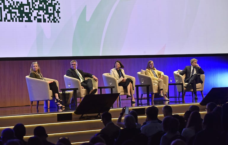 El BID realizó este miércoles varios seminarios.  Un panel abordó sobre la sociedad civil.