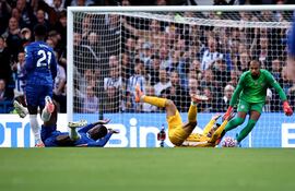 El paraguayo Diego Gómez (d), futbolista del Brighton, sufre una infracción cerca del área durante el partido ante Chelsea por la sexta fecha de la Premier League de Inglaterra en el Stamford Bridge, en Londres, Inglaterra.