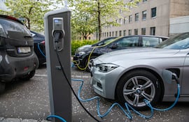 Un automóvil eléctrico es cargado en una calle.