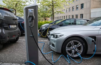 Un automóvil eléctrico es cargado en una calle.