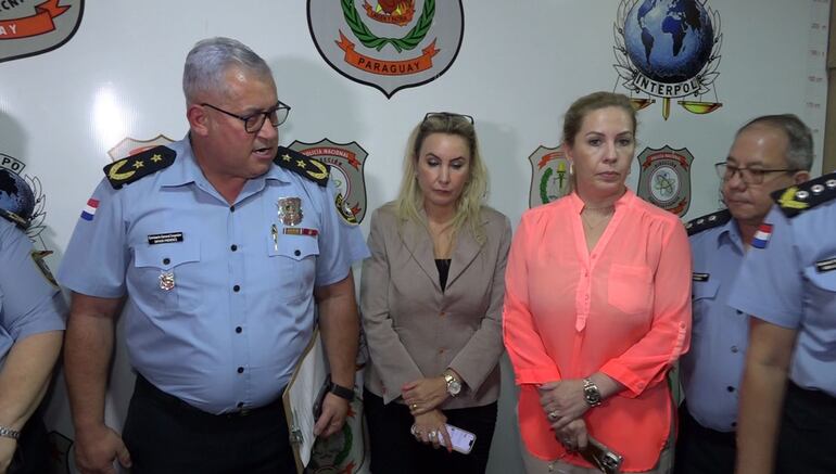 Las fiscalas Ruth Benítez e Irma Llano, en medio del director general interno de la Dirección General de Prevención y Seguridad ciudadana Crio. Gral. Osmar Méndez (i) y el jefe de Interpol, comisario principal Juan Pereira (d), tras la intervención ejecutada el viernes último a la sede policial.