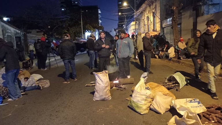 En la foto, los campesinos de distintas organizaciones cierran la calle frente al Ministerio de Urbanismo.