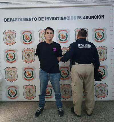 Dax Dimitri Fridrikson Martínez , estaba con prisión domiciliaria, pero al mismo tiempo ya contaba con dos órdenes de captura y fue detenido este mediodía cerca de la Terminal de Asunción.