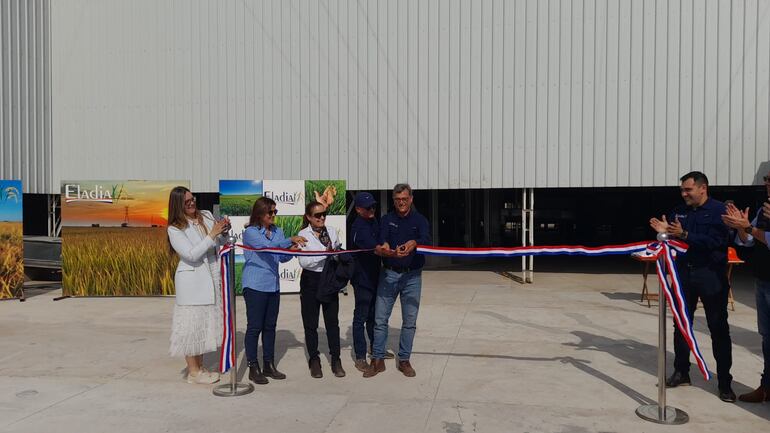 El presidente de la empresa Eladia SA, Mario Bergallo y su familia cortan la cinta y dejan inaugurado el molino y silo de arroz.