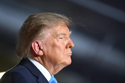 El presidente de Estados Unidos, Donald Trump, observa durante un mitin de campaña en el Pinnacle Bank Expo Center de Grand Island, Nebraska.