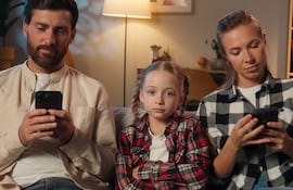 El abuso del celular por parte de los padres afecta la salud emocional de los niños.