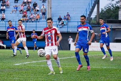 El atacante Juan Argüello domina el balón ante la marca cercana del defensor Carlos Montiel. (Foto: APF)
