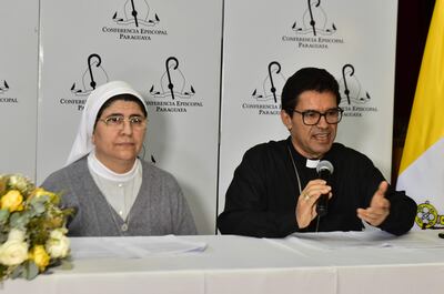Monseñor Amancio Benítez y la hermana Norma Olmedo, durante una conferencia de prensa, en el ex Seminario Metropolitano, esta mañana.