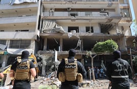 Agentes de seguridad del Líbano rodean el edificio atacado por Israel.
