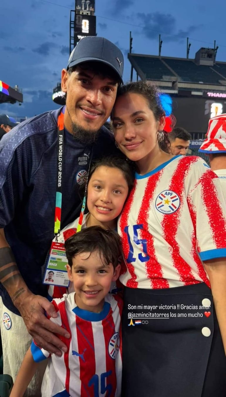 Fabián Balbuena sonríe con niños en camisetas rojas y blancas, rodeados de ambiente festivo por la Copa Mundial 2026.