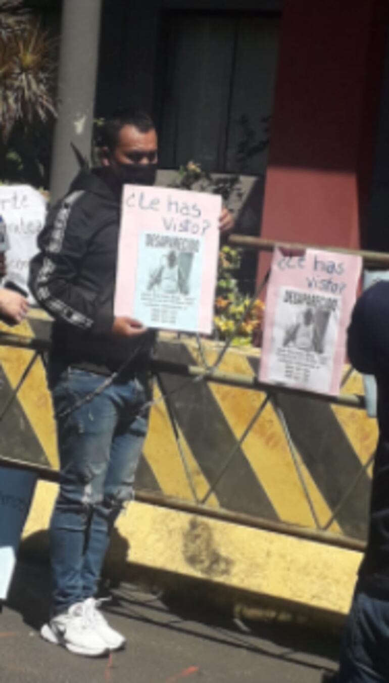 Joven se encadenó pidiendo agilizar búsqueda de su padre. (gentileza).