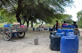 Las comunidades supuestamente beneficiarias continúan acarreando agua. En la imagen, mujeres de la Comunidad Pesempo´o, cerca de Loma Plata.
