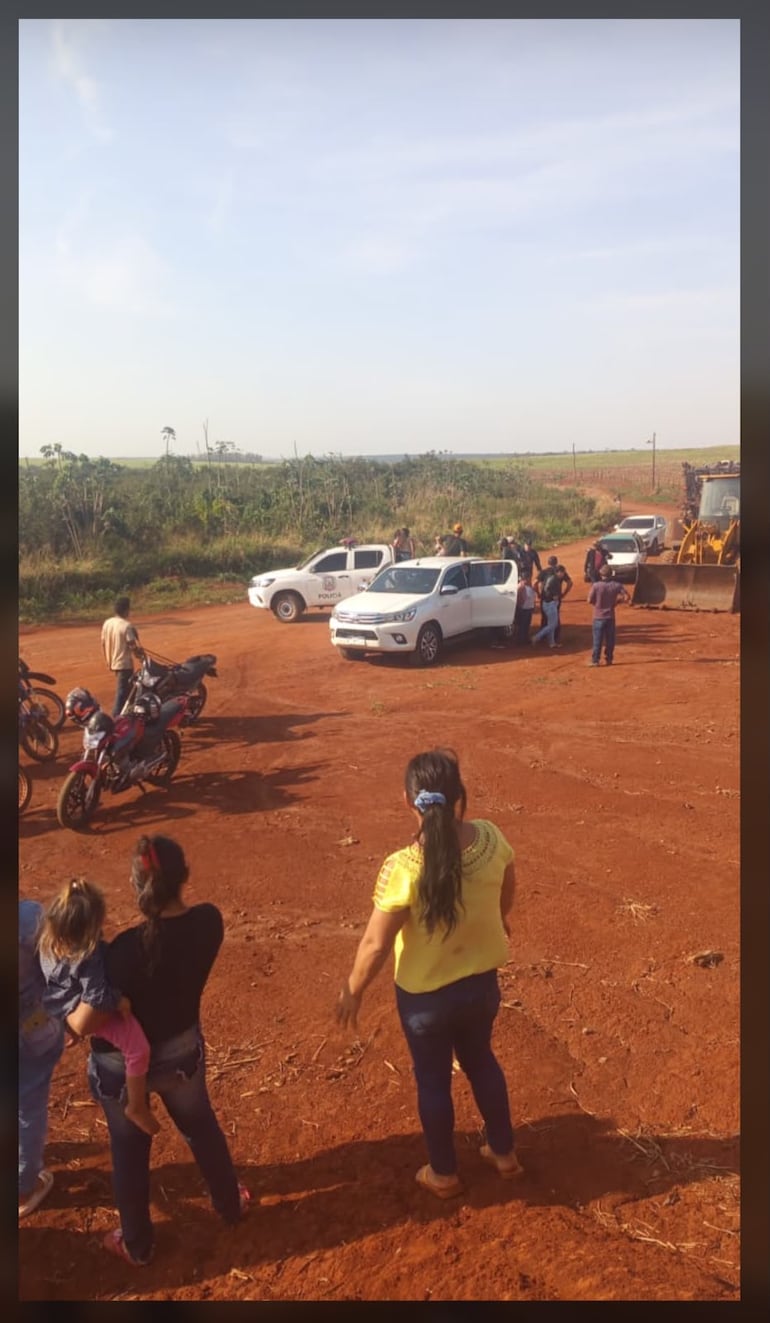 Integrantes de la comunidad observan a los agentes de la Senad luego del operativo.