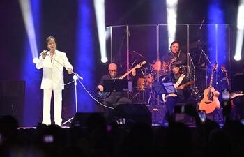 Roberto Carlos durante su presentación en el SND Arena. El cantante brasileño ofreció un recorrido por sus éxitos, acompañado de una notable banda de músicos.