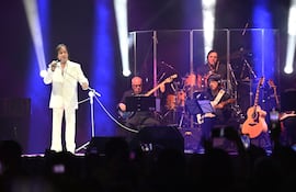Roberto Carlos durante su presentación en el SND Arena. El cantante brasileño ofreció un recorrido por sus éxitos, acompañado de una notable banda de músicos.