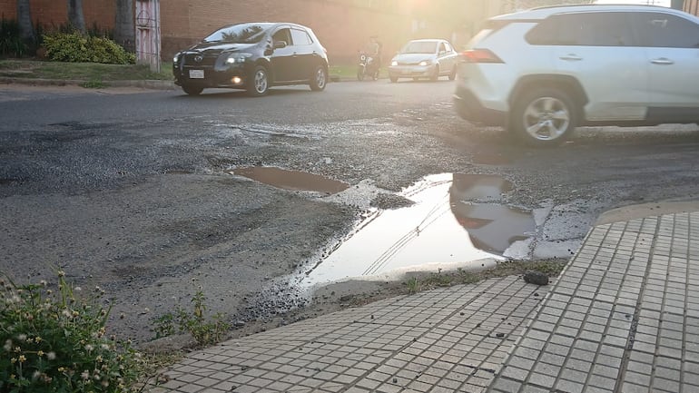 La avenida Laguna Grande está en pésimo estado, llena de baches  en varios puntos. do.