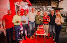 Arnoldo Wiens (4º i) junto a Daniel Centurión (3º d) en el acto.