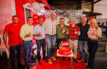 Arnoldo Wiens (4º i) junto a Daniel Centurión (3º d) en el acto.