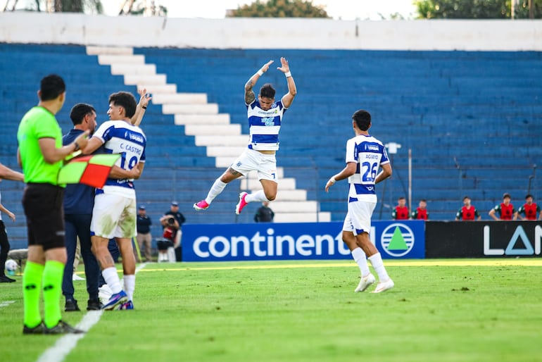 Emulando el "siuuu" de Cristiano Ronaldo, el delantero Fernando Cáceres celebra el tanto ganador del Sportivo 2 de Mayo en su estreno en el Clausura 2026, ante Rubio Ñu.