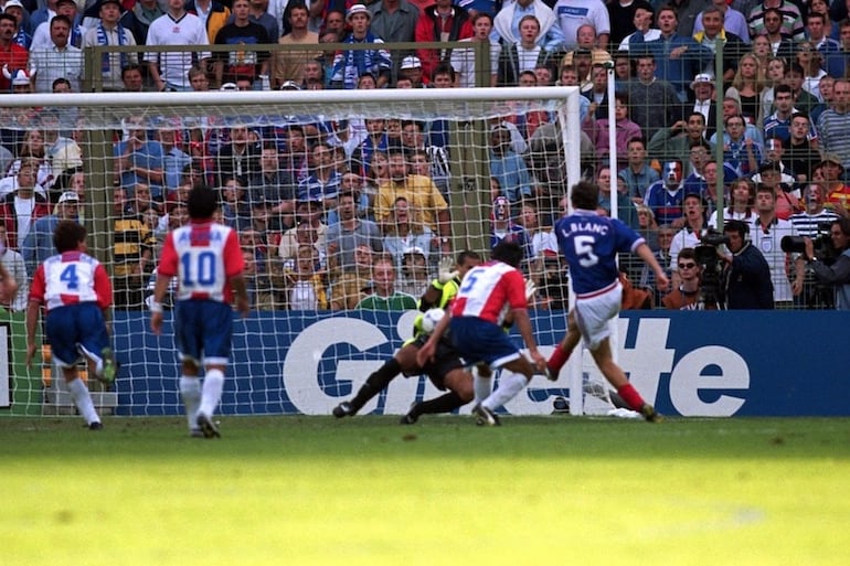 El defensor francés, Laurent Blanc define y concreta el tanto que terminó por vencer la resistencia paraguaya en los octavos de final del Mundial Francia 1998.