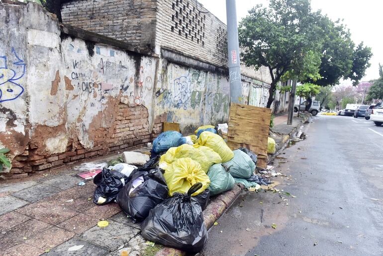 Otro vertedero irregular en Antequera y Manuel Domínguez, a pasos de la escalinata.