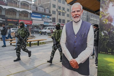 Soldados indios junto a un cartel con la imagen del primer ministro indio Narendra Modi en Srinagar, Cachemira, este lunes.