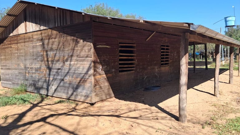 Así se ve la escuela de la comunidad ayoreo chaidi, en ruinas en Alto Paraguay.