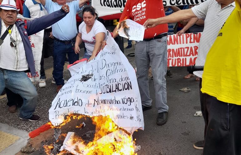 Representantes de la Corriente Sindical Clasista (CSC) quemaron el "acuerdo" al que se llegó con el Gobierno.
