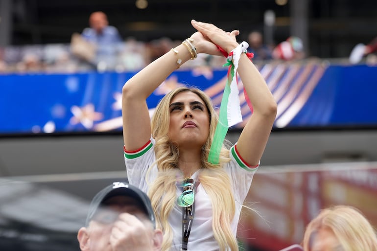 Una aficionada de Irán anima su equipo durante el duelo ante Bélgica.