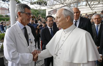 Después de cinco días ingresado por la operación de un tumor canceroso y el posterior postoperatorio, León XIV recibió este sábado el alta hospitalaria y regresó al Vaticano, donde mañana domingo volverá a presidir el rezo del ángelus.