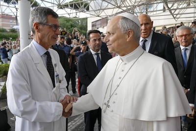 Después de cinco días ingresado por la operación de un tumor canceroso y el posterior postoperatorio, León XIV recibió este sábado el alta hospitalaria y regresó al Vaticano, donde mañana domingo volverá a presidir el rezo del ángelus.