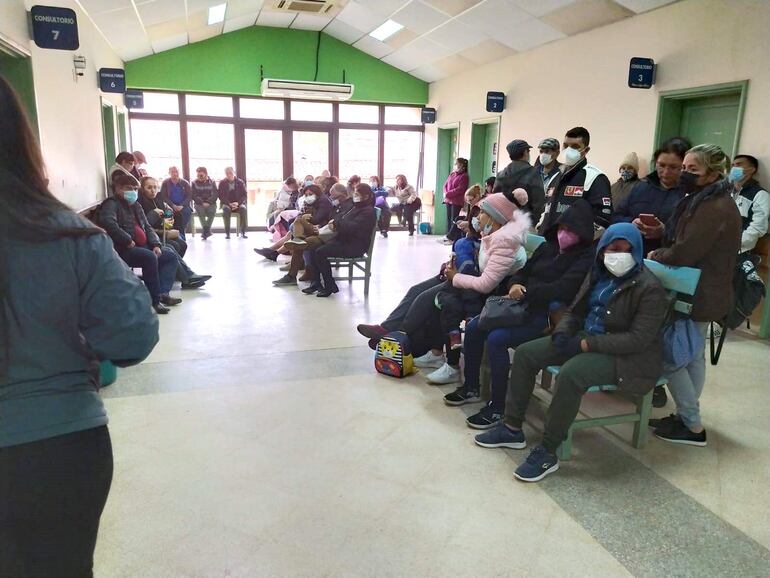 Los pacientes agendados esperan varias horas para recibir asistencia médica. 