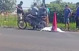 Vecinos y curiosos rodean los restos de Teodosio Alegre Portillo, tendido sobre la ruta que unes las localidades de Guarambaré con Villeta.