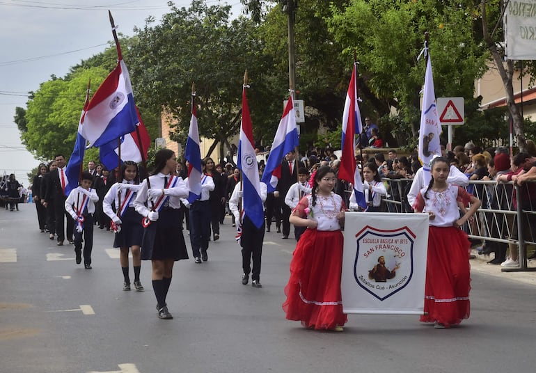 Los alumnos destacados llevaron con honor la bandera paraguaya y la de sus instituciones educativas.