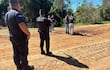 Agentes de la Policía Nacional en el sitio del último atentado con explosivo en Yasy Kañy.