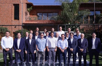 El presidente de la APF, Robert Harrison acompañado por los presidentes de clubes de la Primera División del Fútbol Paraguayo.