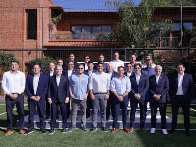 El presidente de la APF, Robert Harrison acompañado por los presidentes de clubes de la Primera División del Fútbol Paraguayo.