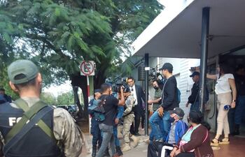 Alcides Oviedo es retirado caminando y esposado del Hospital de Barrio Obrero, bajo fuerte custodia policial.