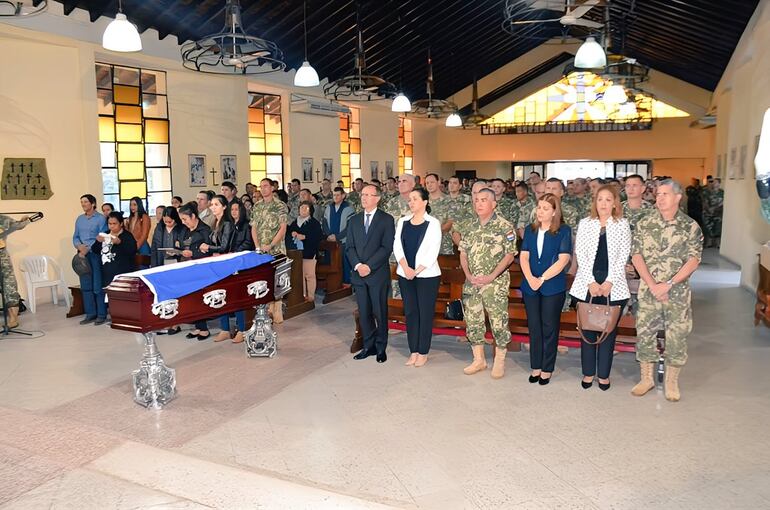Familiares, amigos y camaradas despidieron al militar Domingo Ríos.