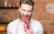 El avance de dietas centradas en carne, vísceras y leche cruda combina rechazo a los ultraprocesados, experiencias personales de enfermedad y desconfianza hacia las instituciones.