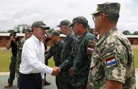El ministro de Defensa, Óscar González (izq.), saluda a los militares (foto de archivo).