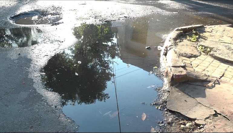Los profundos baches, de todos los tamaños, contienen agua que llega de caños rotos de la Essap.