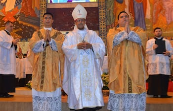 Blas Rodrigo Oviedo Leguizamón con mitra blanca, acompañado por Joel Ireneo Benítez Gayoso en vestimenta dorada, en ceremonia religiosa.