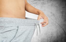 Hombre observa sus partes íntimas.