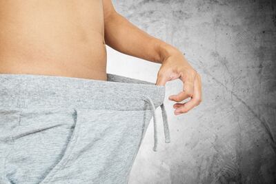 Hombre observa sus partes íntimas.