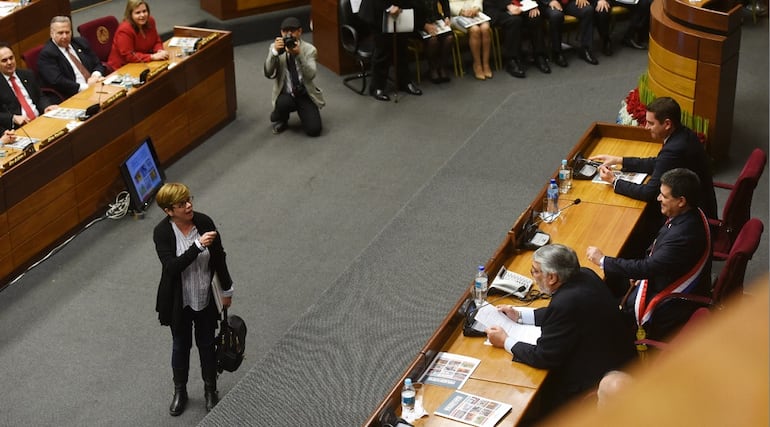 Desiree Masi (PDP), entonces senadora, increpa a Horacio Cartes, entonces presidente, en su informe de gestión de julio de 2017.
