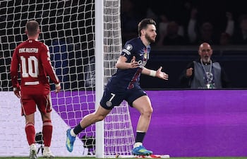 El delantero georgiano del Paris Saint-Germain, Khvicha Kvaratskhelia (#07, der.), celebra tras anotar el segundo gol de su equipo durante el partido de ida de los cuartos de final de la UEFA Champions League entre el Paris Saint-Germain (PSG) y el Liverpool FC, en el estadio Parc des Princes de París.