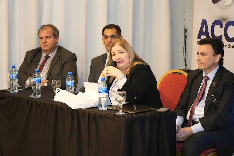 Liliana Alcaraz, titular de la SEPRELAD, en el congreso realizado en Alto Paraná