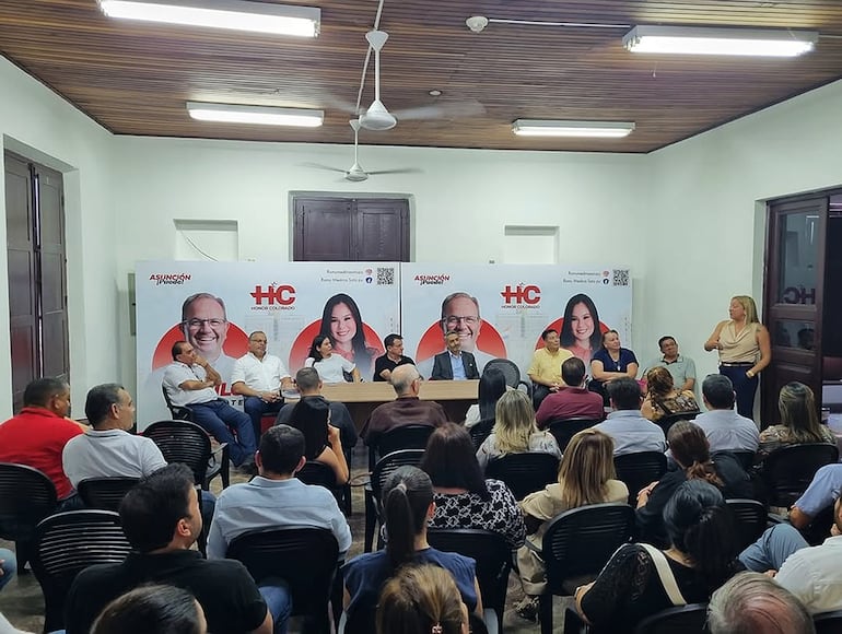 Izquierda a derecha: el conocido sindicalista Miguel Marecos, Juan Manuel Arce, Romina Mendoza, Aníbal Zapattini, Alcides Santander, Rubén Irala, Lidia Barrios y Américo Ramírez. Parada, Estrella Ortíz, directora de Cooperación Internacional.