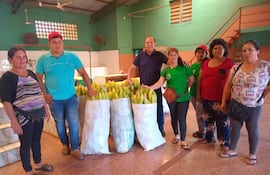 Algunos de los productores posan son su cosecha de choclo.